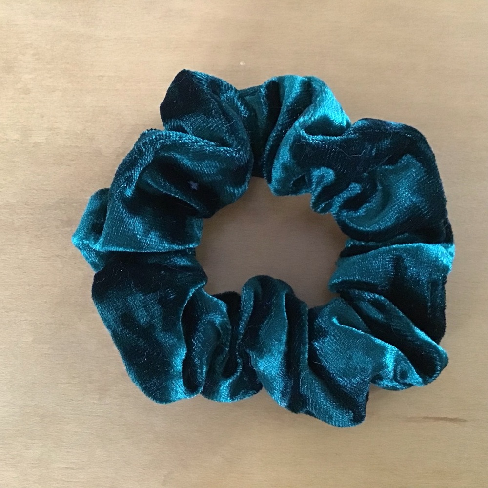 ❗️SOLD❗️Set of 3 Holiday Scrunchies 🎄 - Picture 4 of 4